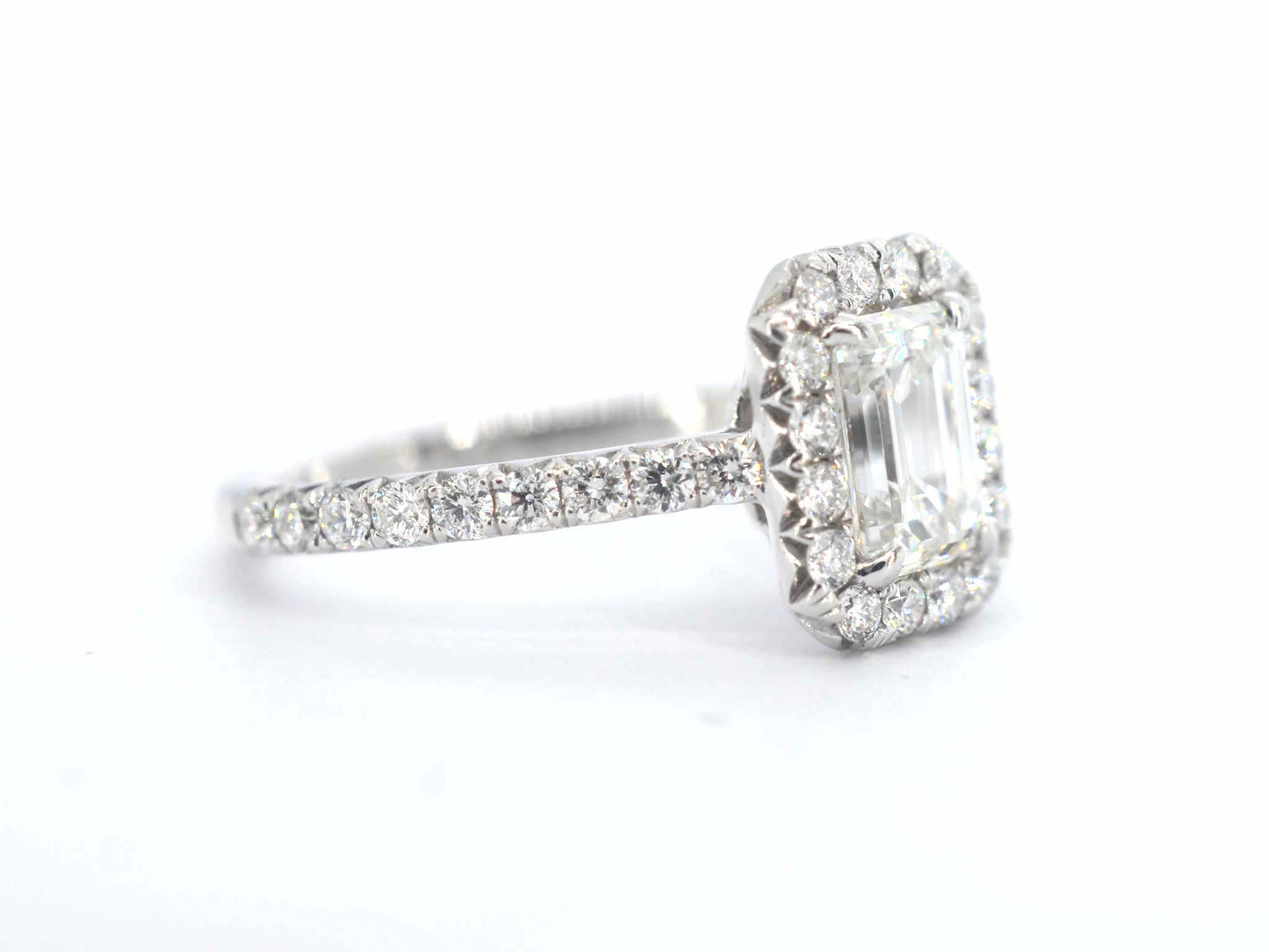 Witgouden entourage ring met een grote emerald diamant