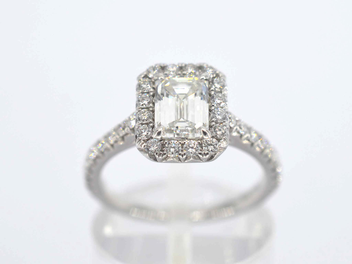 Witgouden entourage ring met een grote emerald diamant