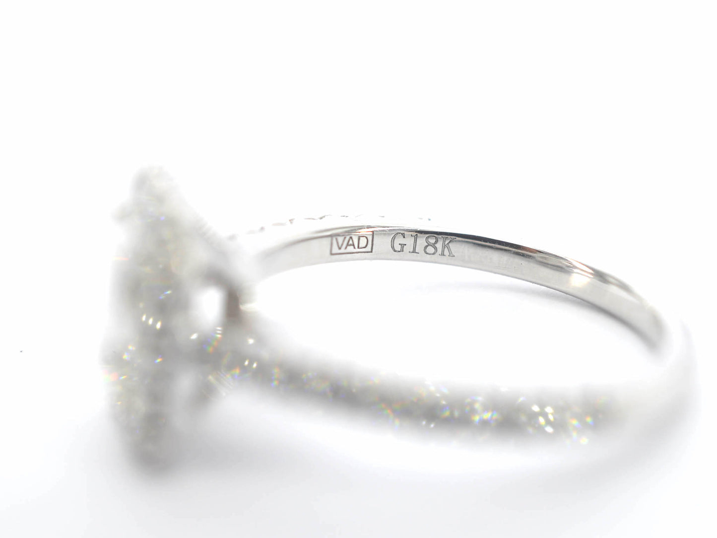 Witgouden entourage ring met een grote emerald diamant