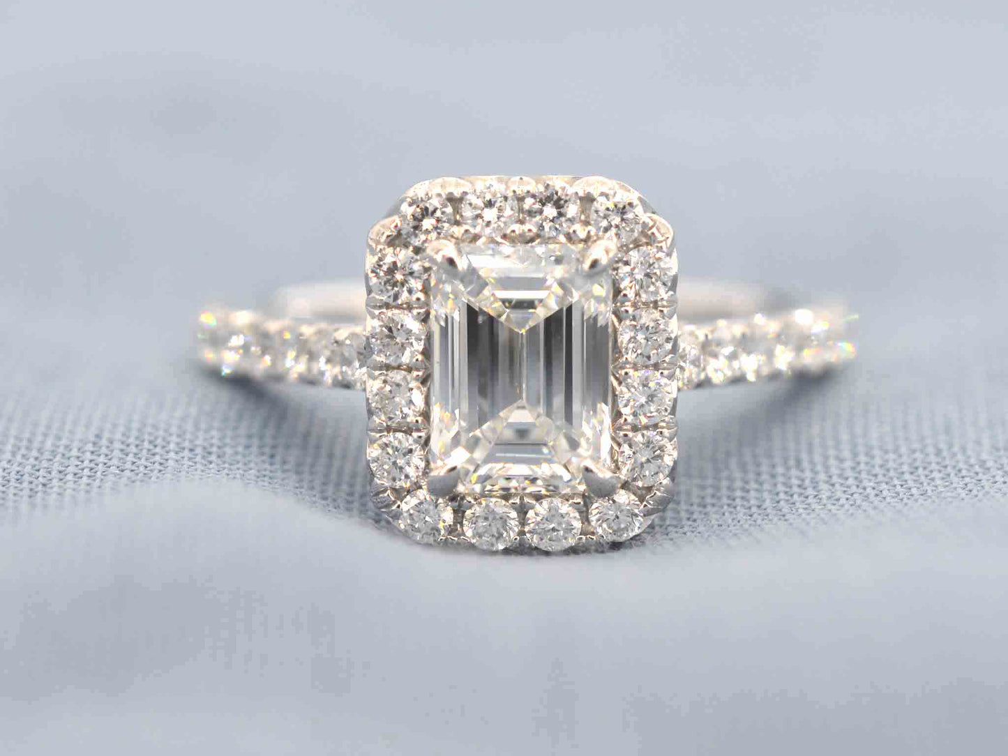 Witgouden entourage ring met een grote emerald diamant