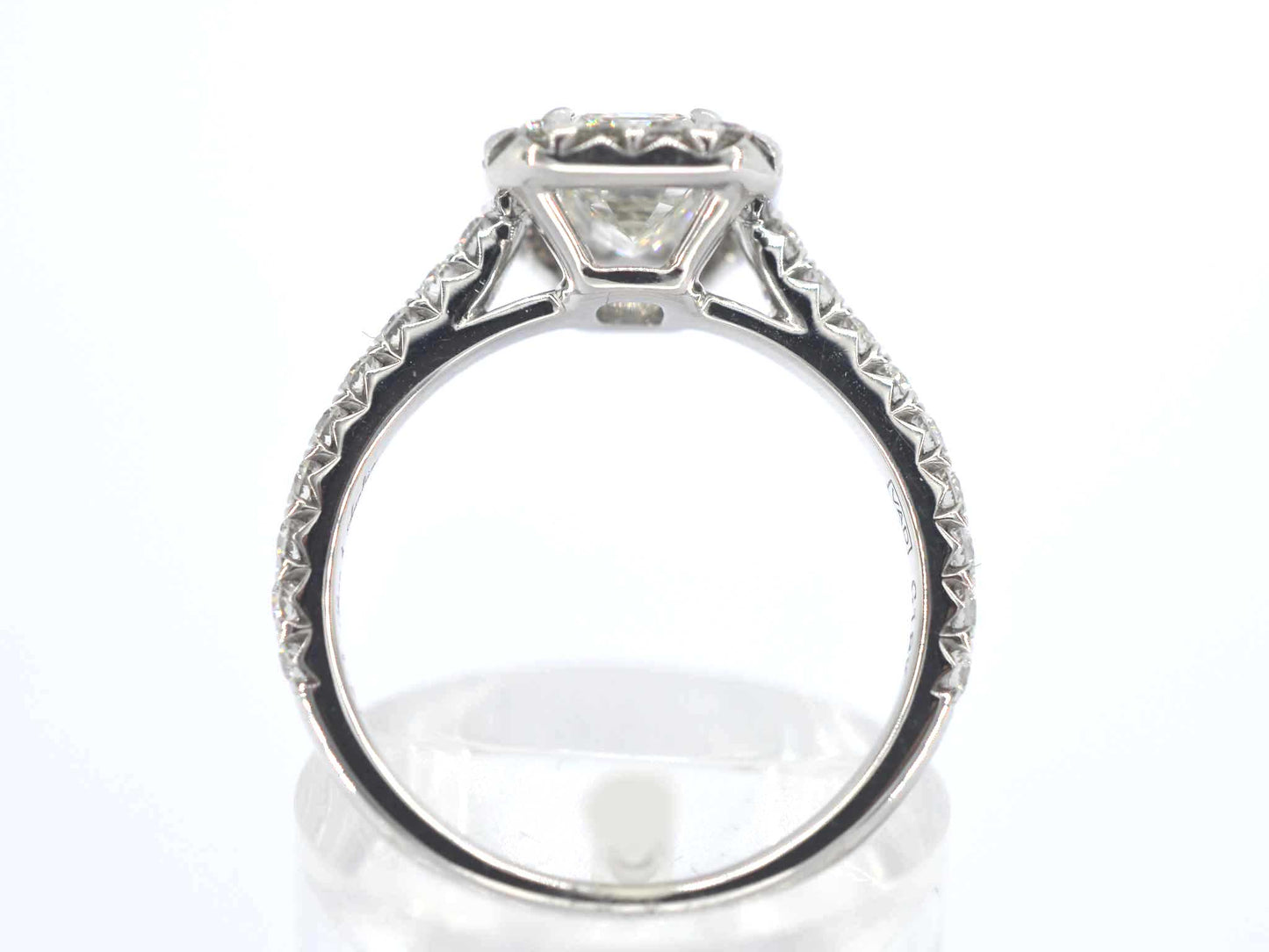 Witgouden entourage ring met een grote emerald diamant