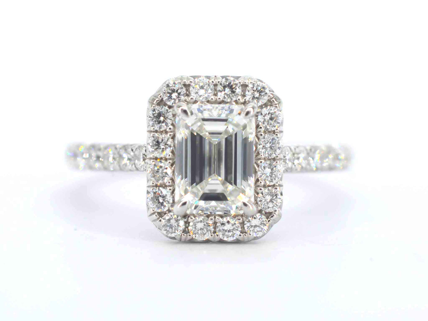 Witgouden entourage ring met een grote emerald diamant