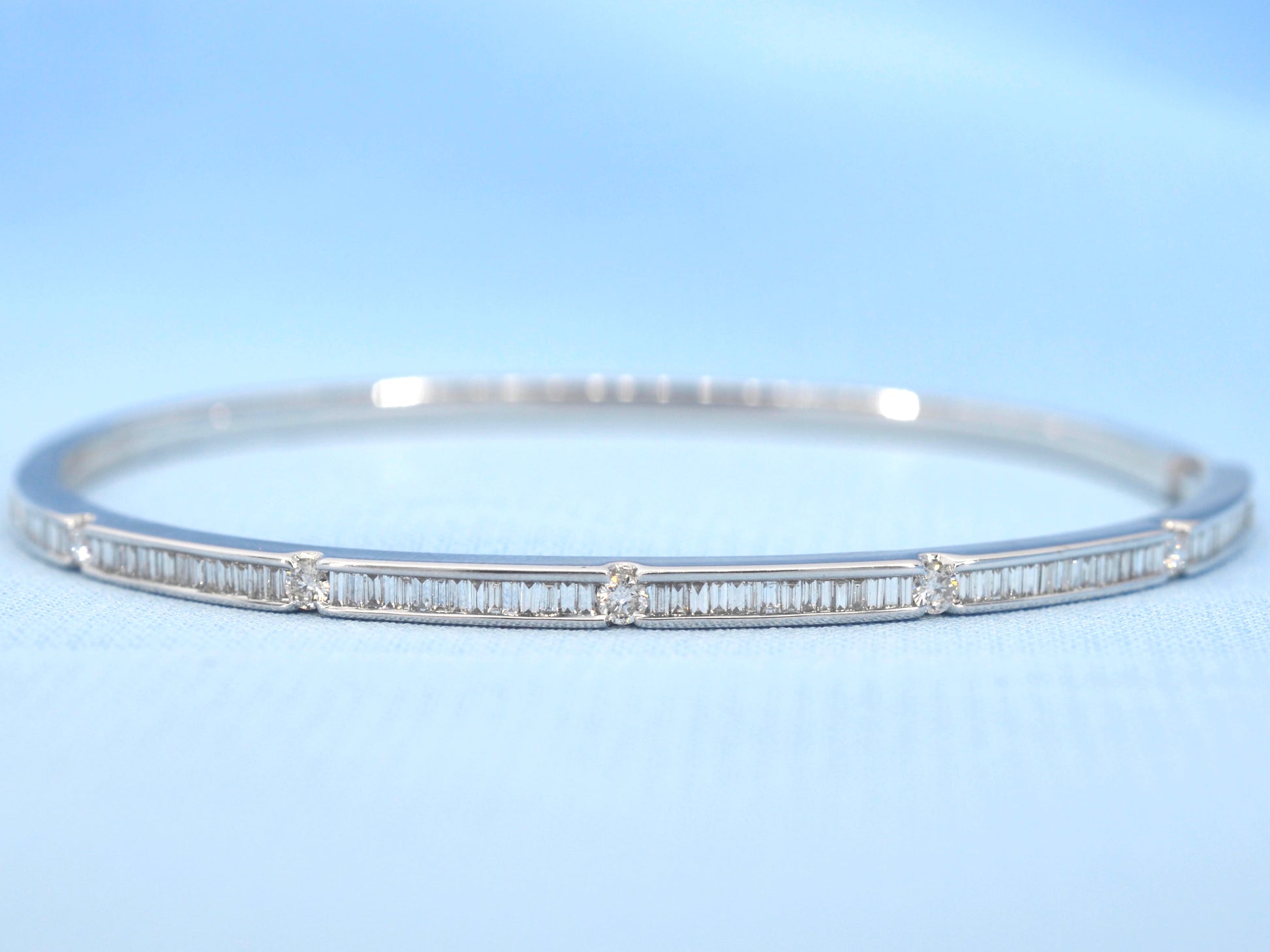 Witgouden vaste armband met diamanten